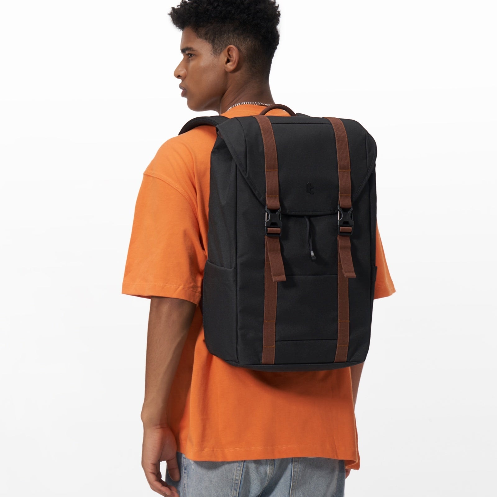 Rucsac TomToc Vintpack-TA1, 15.6", capacitate 22L, stil vintage, material rezistent apa, fermoare YKK, catarame Duraflex, compartiment laptop protejat, acces lateral rapid, chinga troler, buzunare smart, negru, design urban