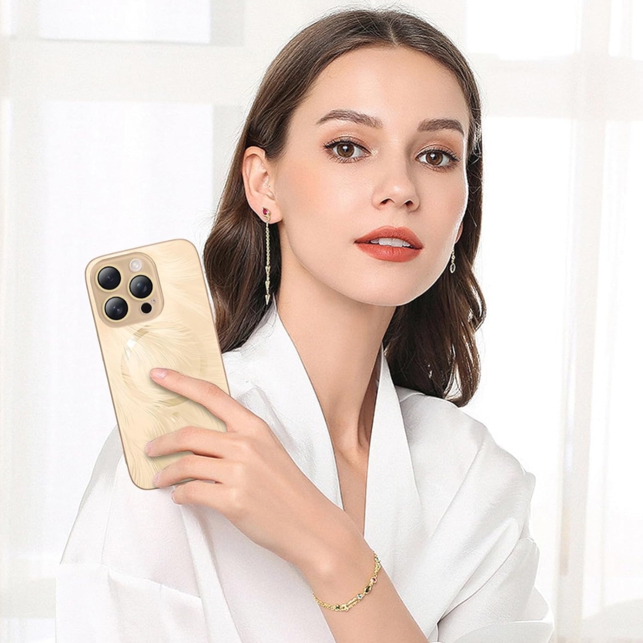 Husa de Protectie Pentru iPhone 14 ProMax MagSafe, Culoare Gold lucios cu efect 3D tip pana, design elegant si protectie completa inclusiv Lentile impotriva socurilor si zgarieturilor