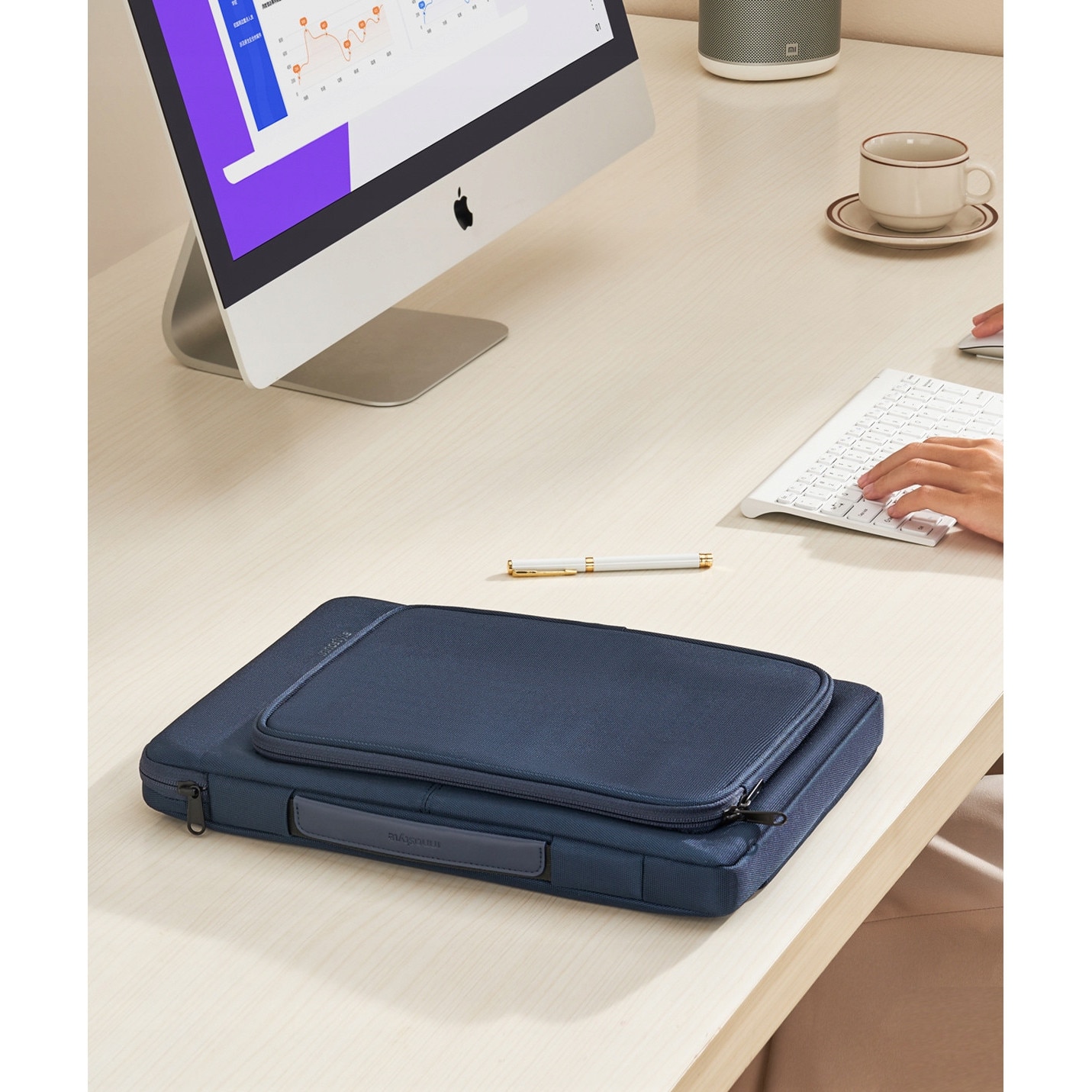 Geanta laptop Innostyle® impermeabila OmniProtect®, material ecologic din 38 sticle PET, dimensiuni externe 39x28x5cm, interne 37x26x3cm, pentru laptopuri de 16" si 15,6", fermoare YKK, usoara (480g), albastru