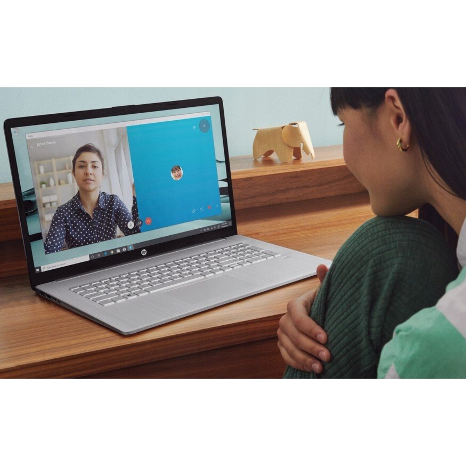 Pachet promo: Laptop HP 17-CN3003CA, Intel Core i5-1334U, 16GB 512GB SSD, 17 "3" FHD 1920*1080 IPS, Intel Iris Xe Graphics, Windows 11 Home + Geanta pentru notebook Esperanza ET103 CLASSIC+ (17")