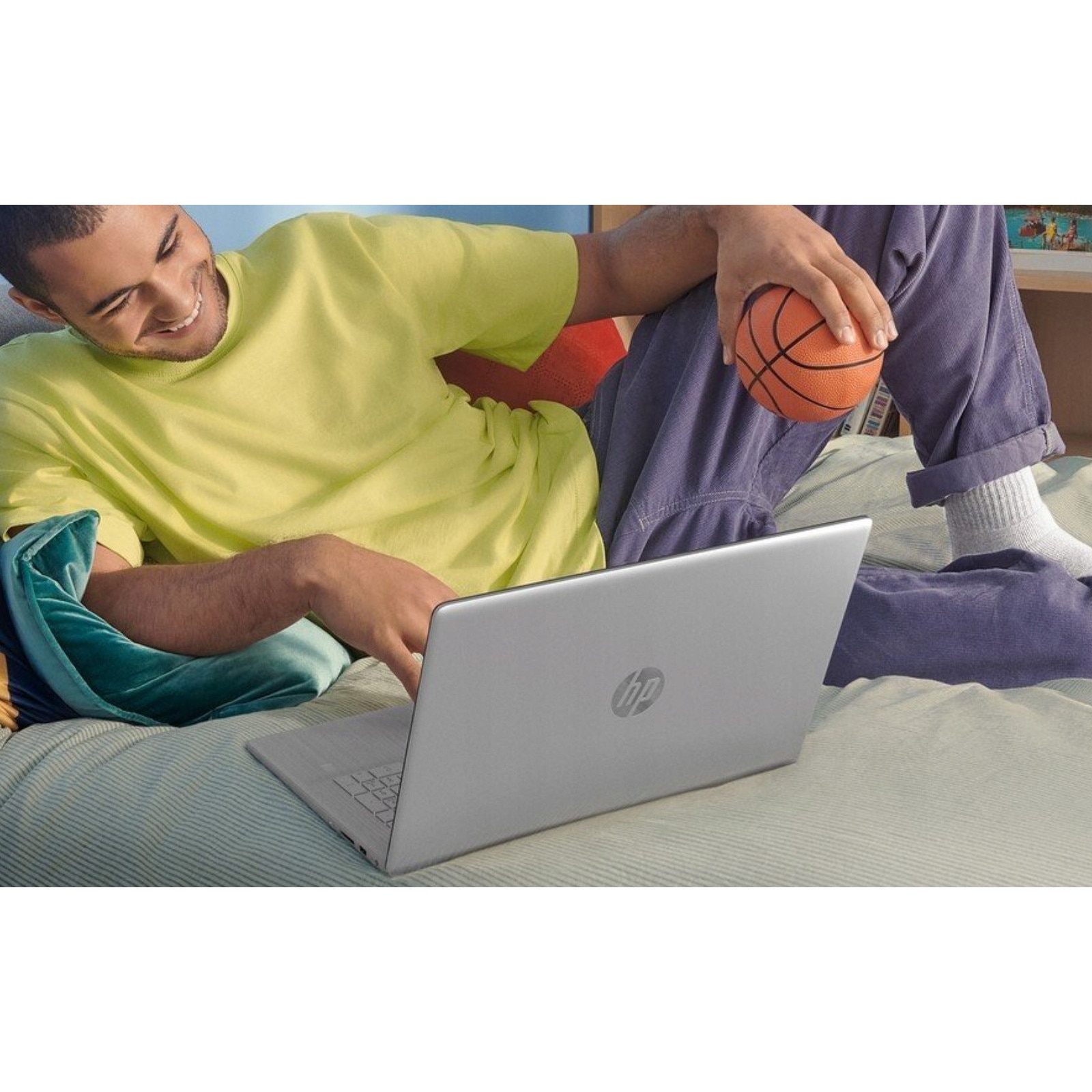 Pachet promo: Laptop HP 17-CN3003CA, Intel Core i5-1334U, 16GB 512GB SSD, 17 "3" FHD 1920*1080 IPS, Intel Iris Xe Graphics, Windows 11 Home + Geanta pentru notebook Esperanza ET103 CLASSIC+ (17")