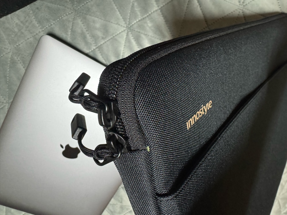 Geanta laptop Innostyle® OmniProtect Slim, pana la 14", ultralight (300g), colturi ranforsate ArmoredEdge, buzunar extern magnetic, design ergonomic, fermoare YKK, impermeabila, albastru
