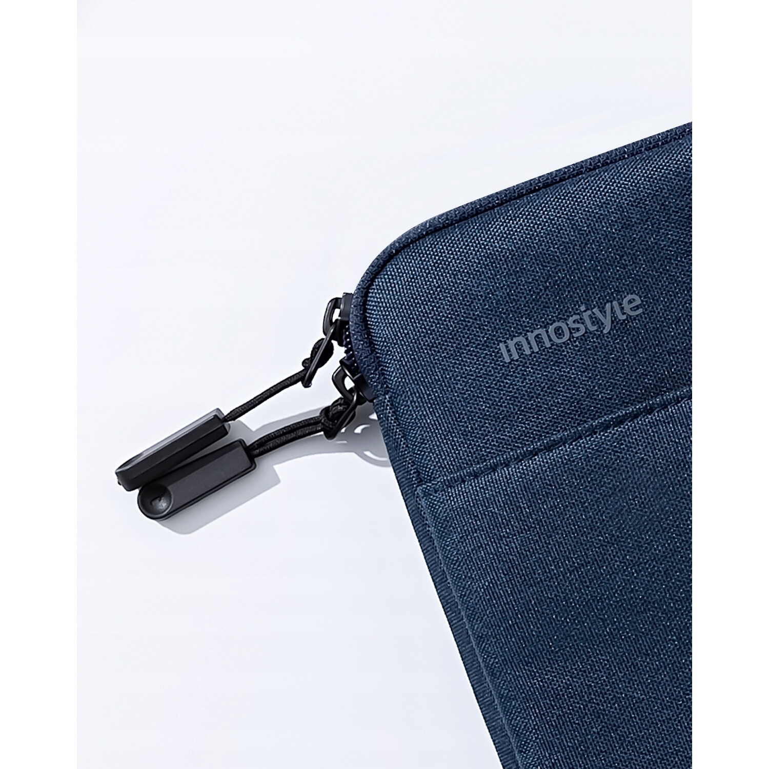 Geanta laptop Innostyle® OmniProtect Slim, pana la 14", ultralight (300g), colturi ranforsate ArmoredEdge, buzunar extern magnetic, design ergonomic, fermoare YKK, impermeabila, albastru
