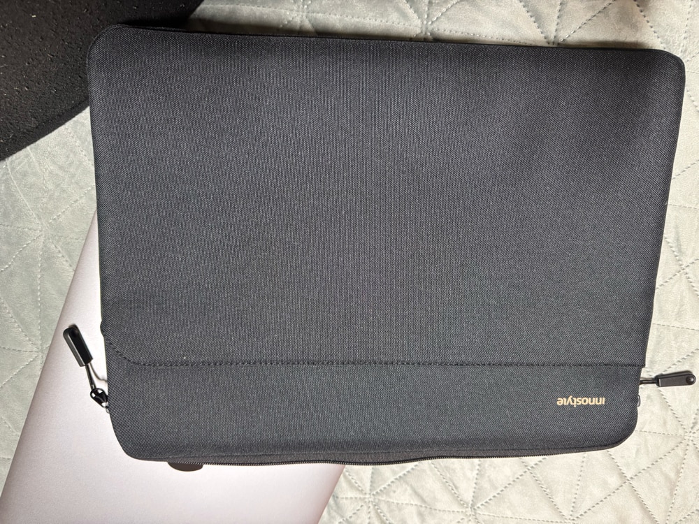 Geanta laptop Innostyle® OmniProtect Slim, pana la 14", ultralight (300g), colturi ranforsate ArmoredEdge, buzunar extern magnetic, design ergonomic, fermoare YKK, impermeabila, albastru