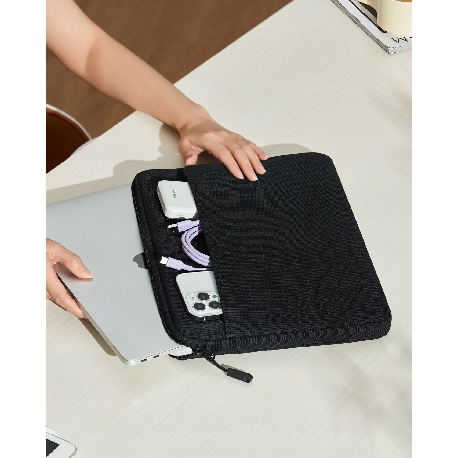 Geanta laptop Innostyle® OmniProtect Slim, pana la 14", ultralight (300g), colturi ranforsate ArmoredEdge, buzunar extern magnetic, design ergonomic, fermoare YKK, impermeabila, albastru