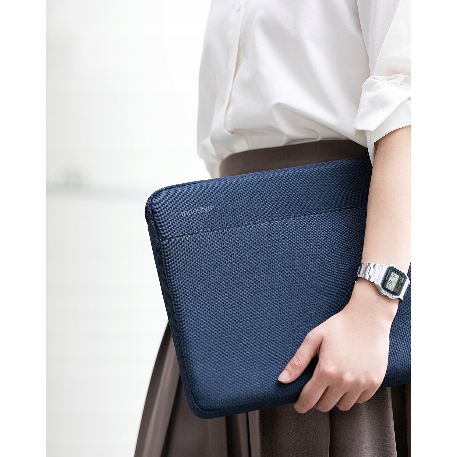 Geanta laptop Innostyle® OmniProtect Slim, pana la 14", ultralight (300g), colturi ranforsate ArmoredEdge, buzunar extern magnetic, design ergonomic, fermoare YKK, impermeabila, albastru