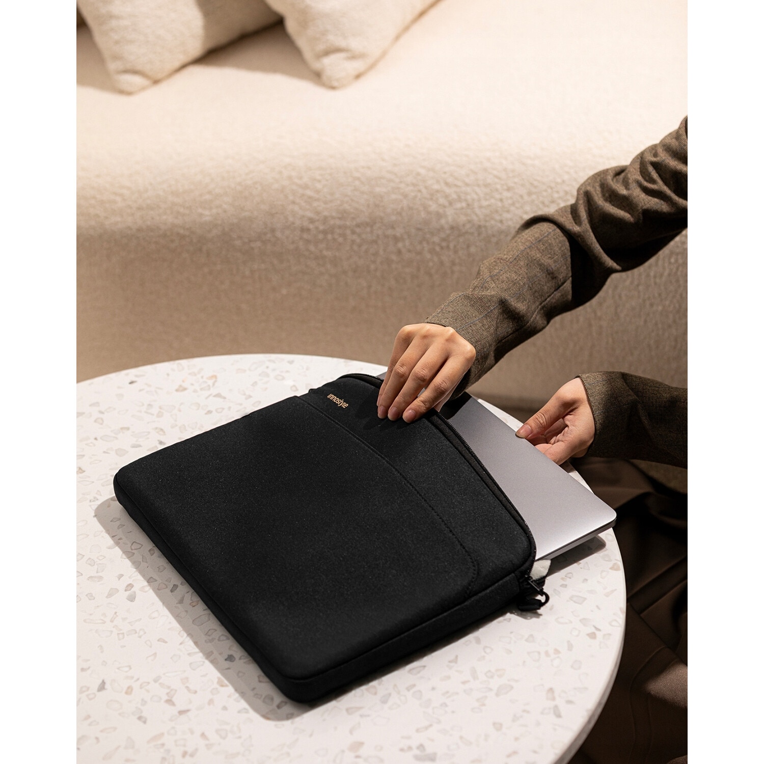 Geanta laptop Innostyle® OmniProtect Slim, pana la 14", ultralight (300g), colturi ranforsate ArmoredEdge, buzunar extern magnetic, design ergonomic, fermoare YKK, impermeabila, albastru