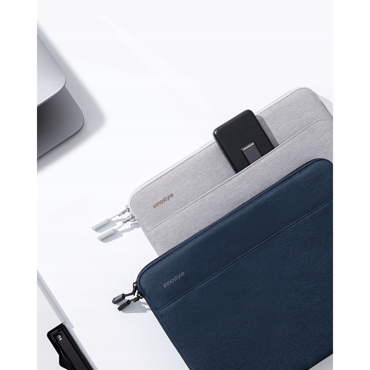 Geanta laptop Innostyle® OmniProtect Slim, pana la 14", ultralight (300g), colturi ranforsate ArmoredEdge, buzunar extern magnetic, design ergonomic, fermoare YKK, impermeabila, albastru