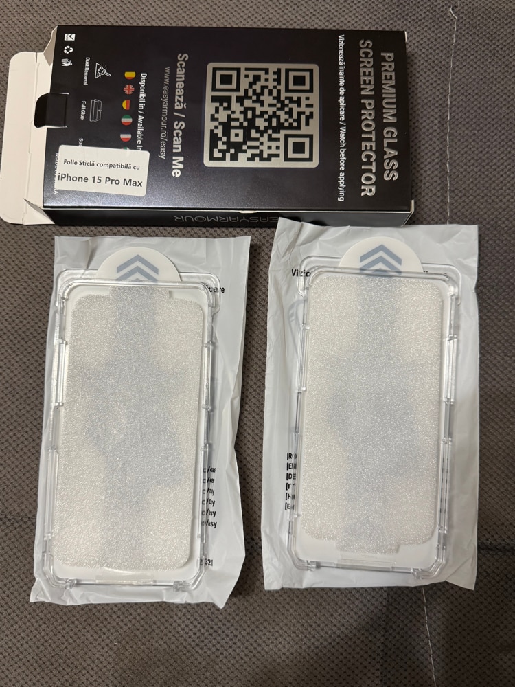 Set 2 Bucati – Folie Sticla pentru iPhone 15 Pro Max cu Aplicator, Aplicare Usoara in 5 Secunde, Duritate 9H, Full Cover 3D, Tratament Oleofobic Anti-Amprenta, Instalare Fara Bule, Margini Negre, Protectie Premium Rezistenta la Socuri, EasyArmour
