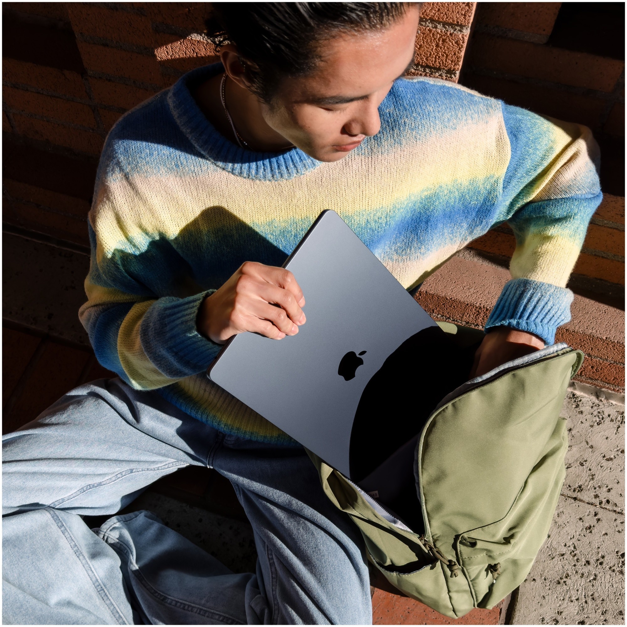 Laptop Apple MacBook Air 15" cu procesor Apple M3, 8 nuclee CPU si 10 nuclee GPU, 16GB RAM, 256GB SSD, Starlight, Tastatura Internationala, Manual RO