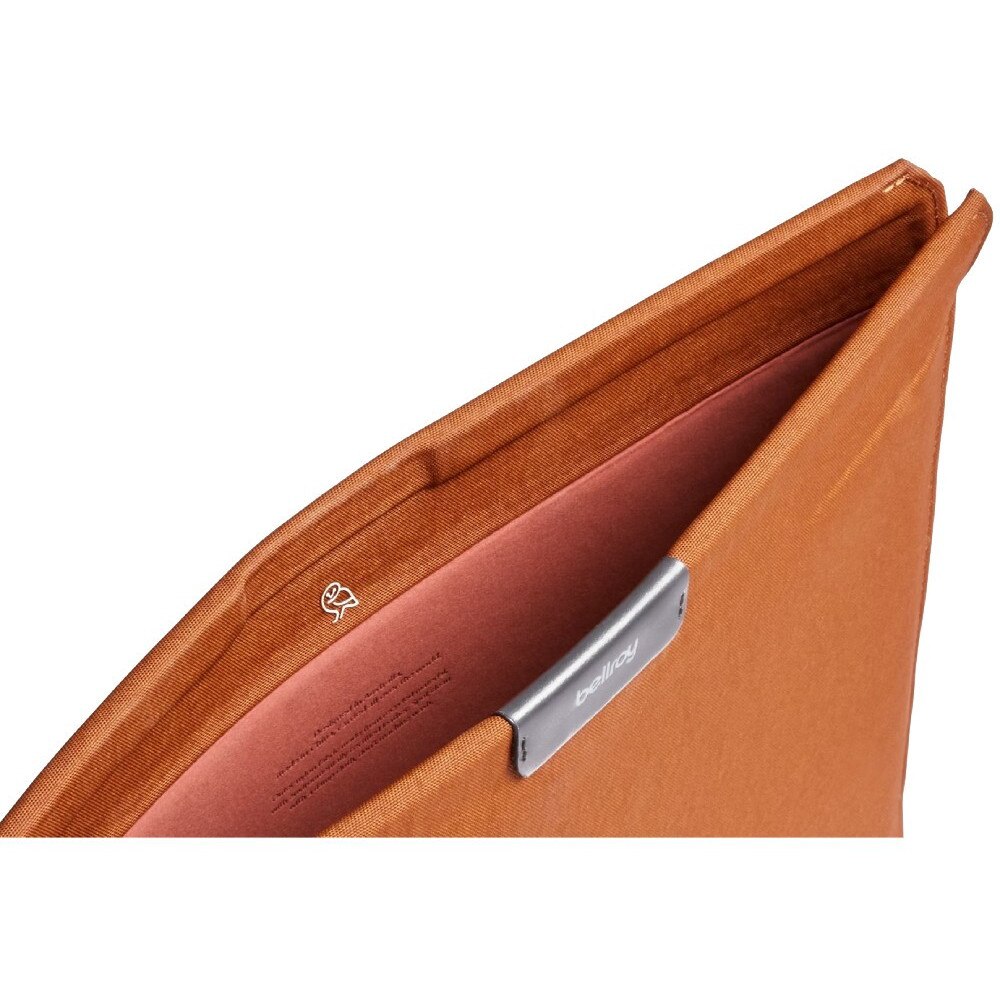 Etui pentru laptop Bellroy Laptop Sleeve 16, design ecologic, impermeabil, culoare bronz, dimensiune 16"