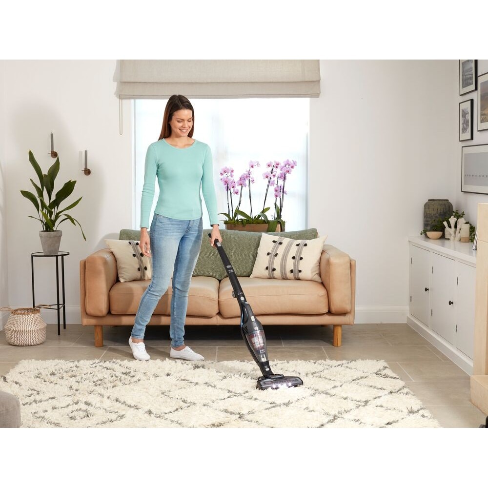 BLACK+DECKER Aspirator cu baton 2 in 1 fara fir, aspirator de podea si de mana (21,6 V, cu perie turbo pentru murdarie persistenta, de sine statatoare, inclusiv cablu de incarcare, atas de perete, duza pentru crapaturi, perie pentru tapiterie) SVB620JW