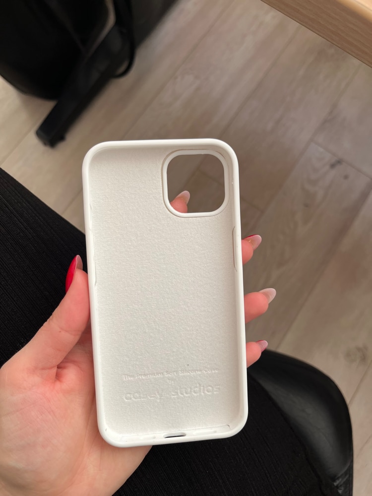 Husa CASEY STUDIOS™ compatibila cu iPhone 13, Soft Silicone Premium, Microfibra in Interior, Alb, de Protectie, Ultra Slim, pentru Incarcare Wireless, Margini Ridicate de Protectia Ecranului si a Camerelor