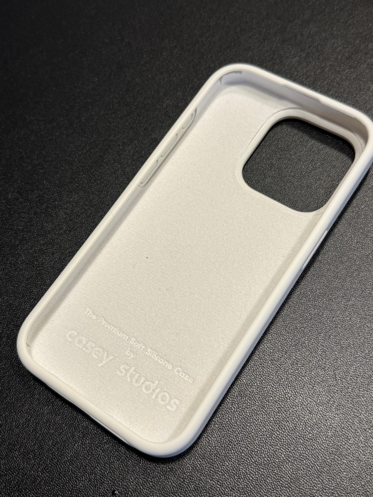 Husa CASEY STUDIOS™ compatibila cu iPhone 15 Pro, Soft Silicone Premium, Microfibra in Interior, Alb, de Protectie, Ultra Slim, pentru Incarcare Wireless, Margini Ridicate de Protectia Ecranului si a Camerelor