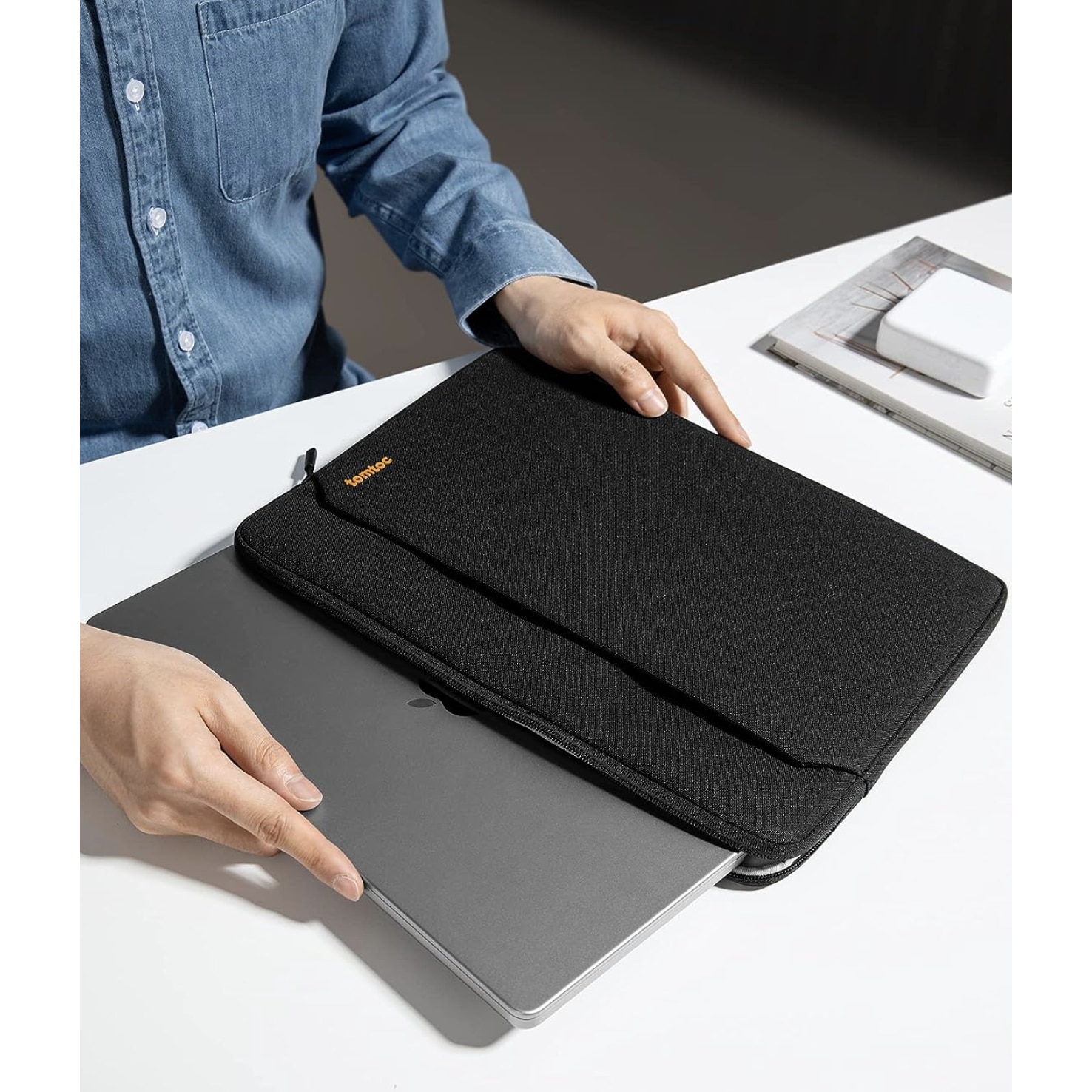 Husa Tomtoc Light-A18 Sleeve Pentru Laptop / Macbook Pro / Air, 13 inch, Negru