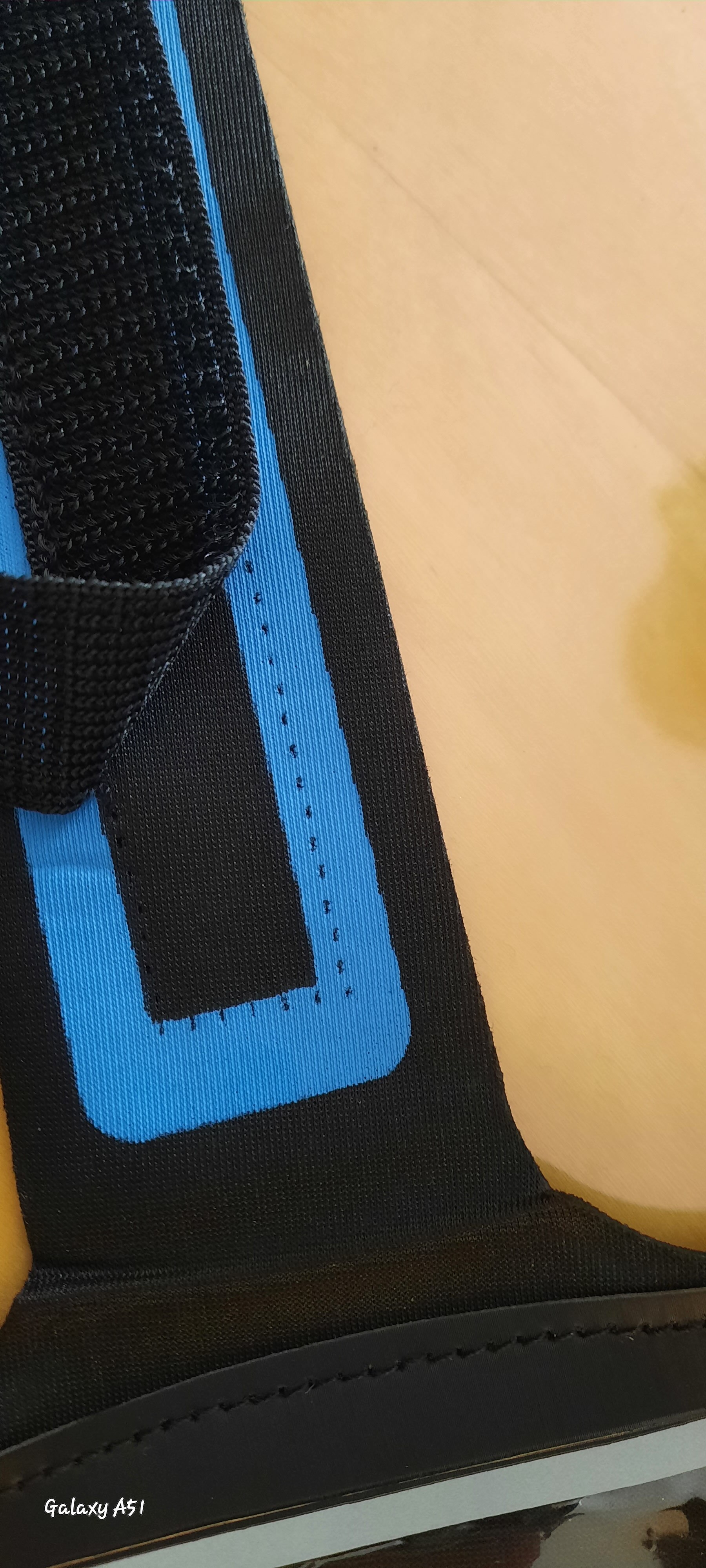 Husa telefon tip banderola de brat pentru Samsung, iPhone, Huawei, Xiaomi, Nokia, OPPO, cu display intre 5,5 inch si 7 inch, impermeabila, cu suport de chei si rama fluorescenta, Negru, PlanetPhone