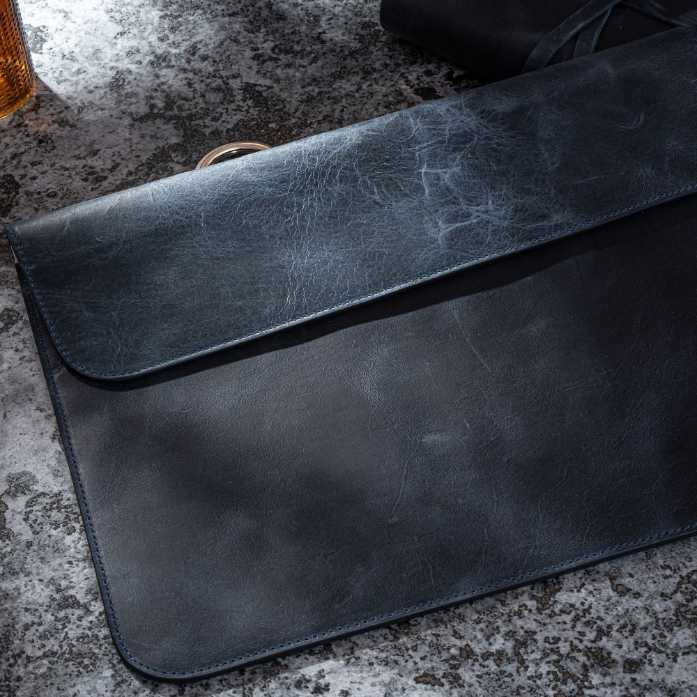 Husa laptop MacBook Air, MacBook PRO 13/14 inch, lucrata manual, piele naturala cu aspect vintage, albastru