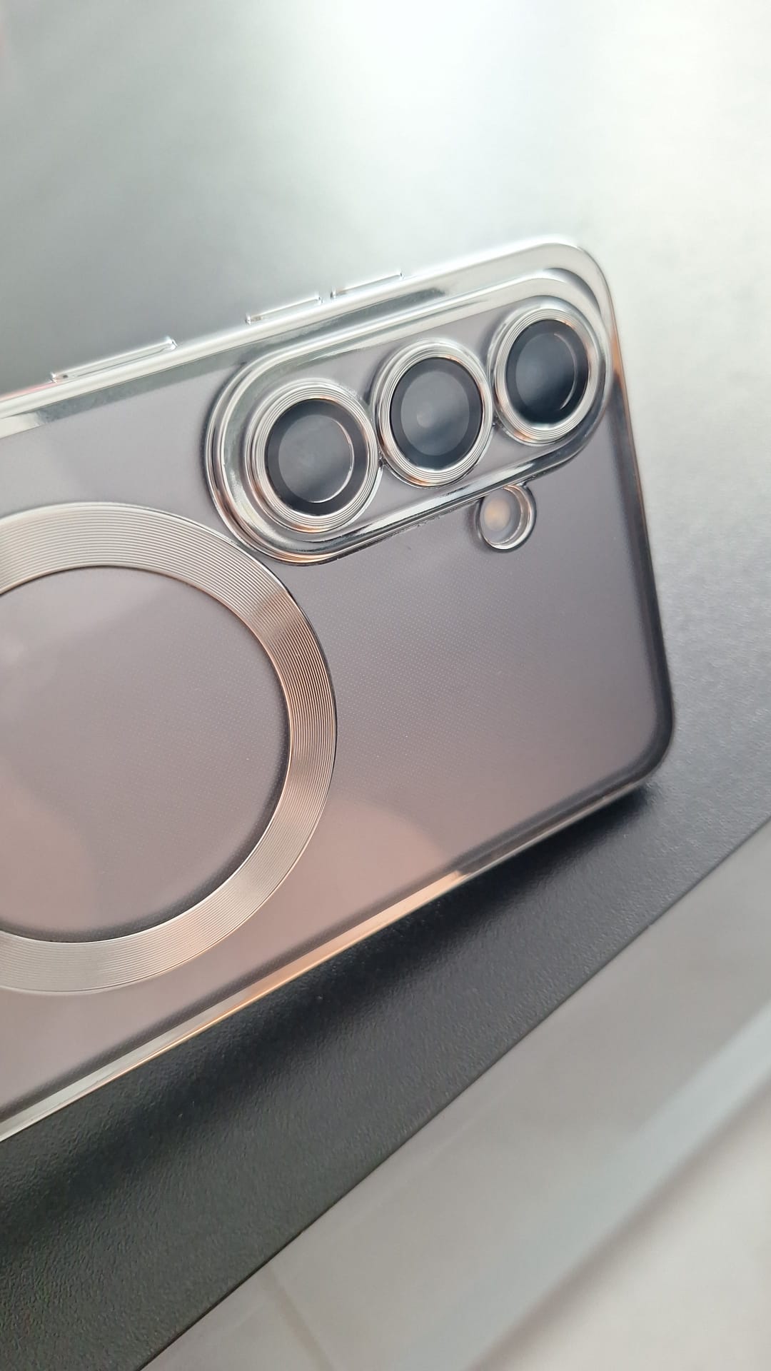 Husa pentru Samsung Galaxy S26 Plus DaDen MagSafe Luxury Antisoc, Transparenta cu Margini Albastre, Slim