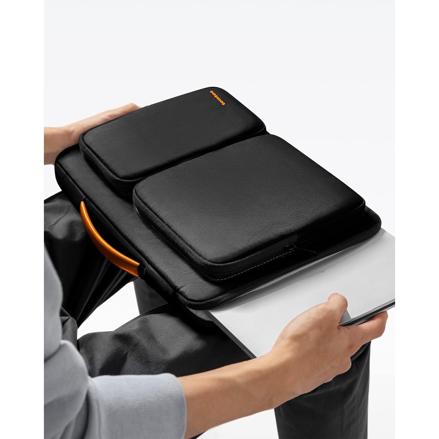 tomtoc Husa pentru laptop de 14–15 inchi cu protectie 360°, compatibila cu Lenovo ThinkPad 14", Dell, HP, Chromebook si MacBook Pro 15" (USB-C Touch Bar, modelele A1990 si A1707), cu maner si buzunar pentru accesorii, neagra