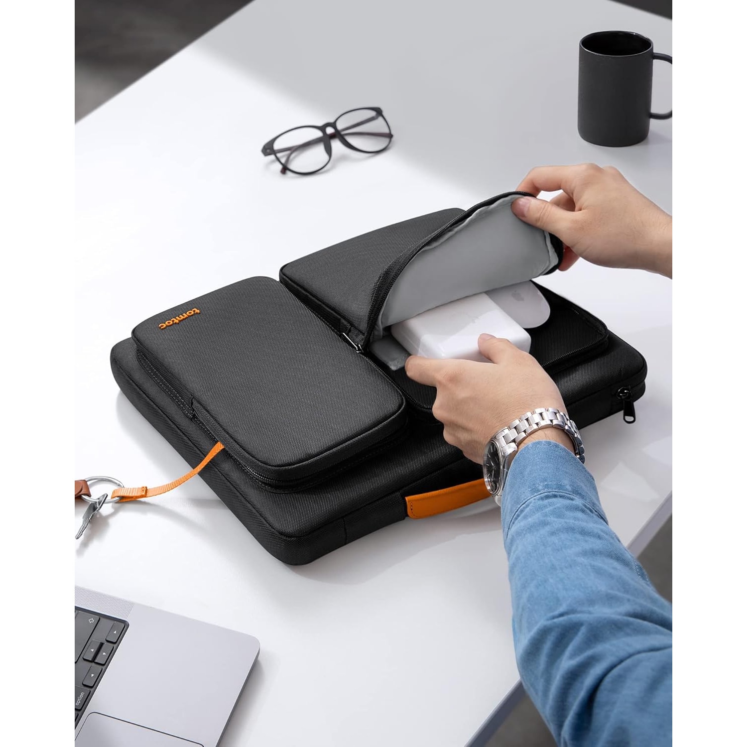 tomtoc Husa pentru laptop de 14–15 inchi cu protectie 360°, compatibila cu Lenovo ThinkPad 14", Dell, HP, Chromebook si MacBook Pro 15" (USB-C Touch Bar, modelele A1990 si A1707), cu maner si buzunar pentru accesorii, neagra