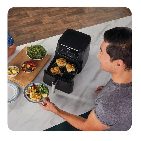 Friteuza cu aer cald Ninja AF170, 2000W, 1 cos, 6.2L, 4 functii de gatit: prajire cu aer cald, rumenire, reincalzire, deshidratare (Negru)