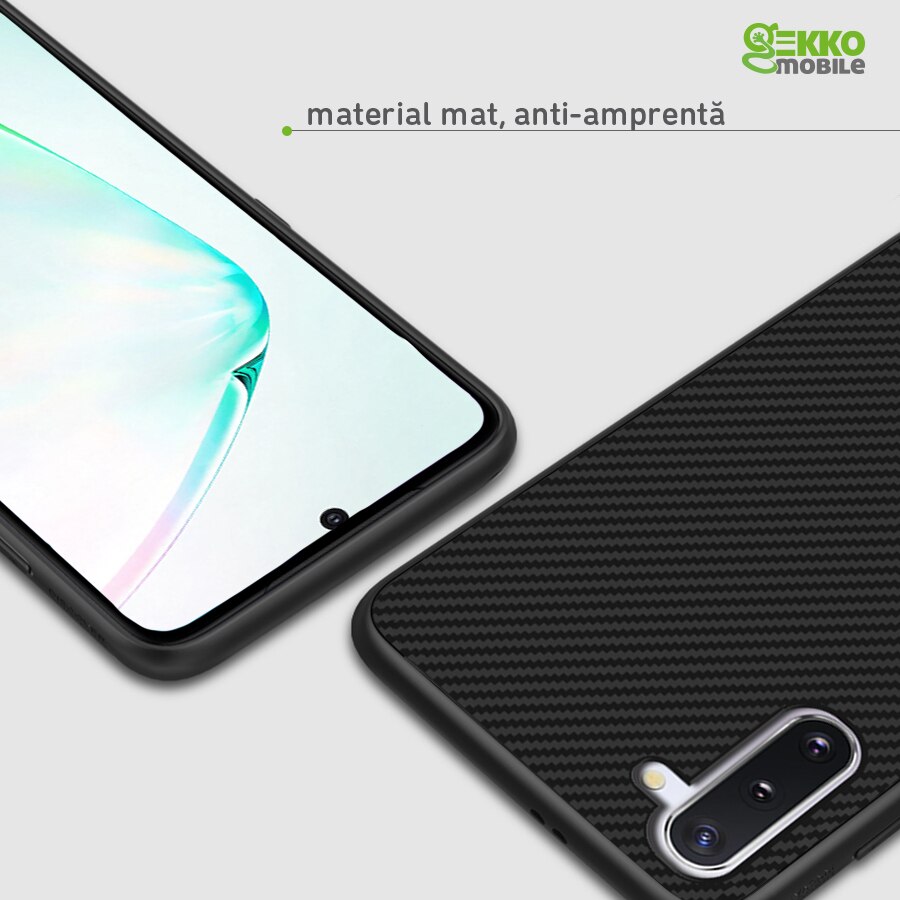 Husa Carbon Skin pentru Samsung Galaxy Note 10 - Silicon, ultraslim, fibra sintetica, suprafata mata - Gekko Mobile®