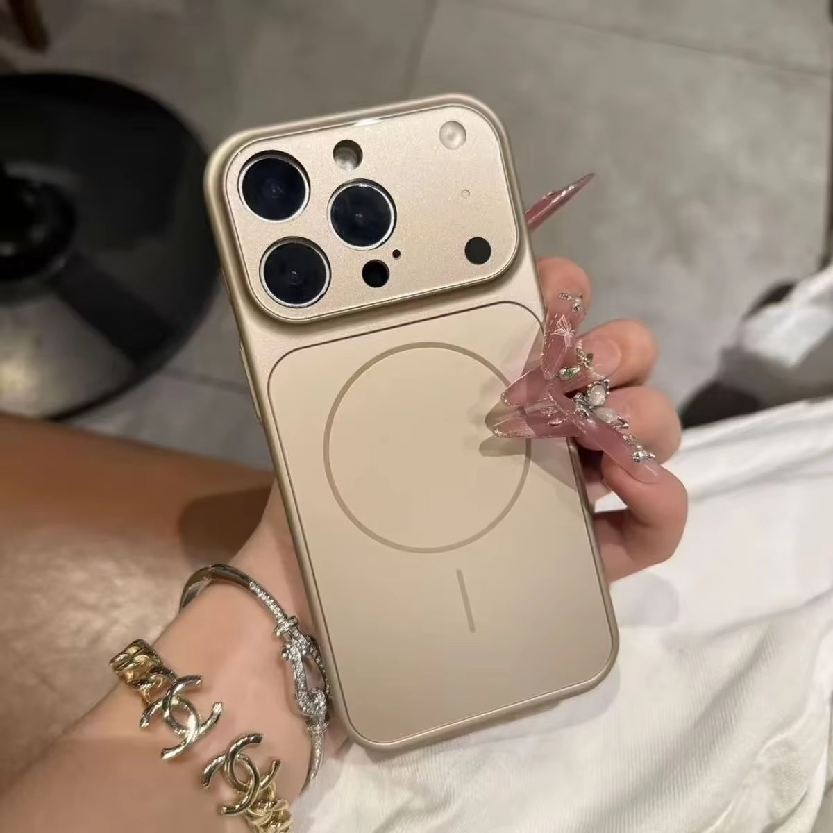 Husa Skin pentru Transformare iPhone 16 Pro Max in iPhone 17 Pro Max – Design Premium, Compatibil MagSafe, Culoare Auriu