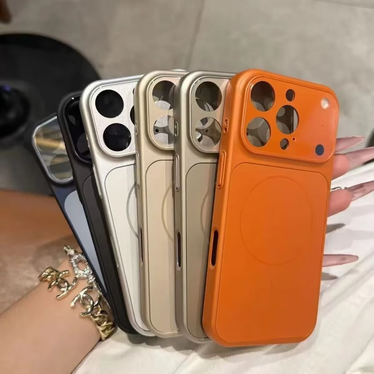 Husa Skin pentru Transformare iPhone 16 Pro Max in iPhone 17 Pro Max – Design Premium, Compatibil MagSafe, Culoare Auriu