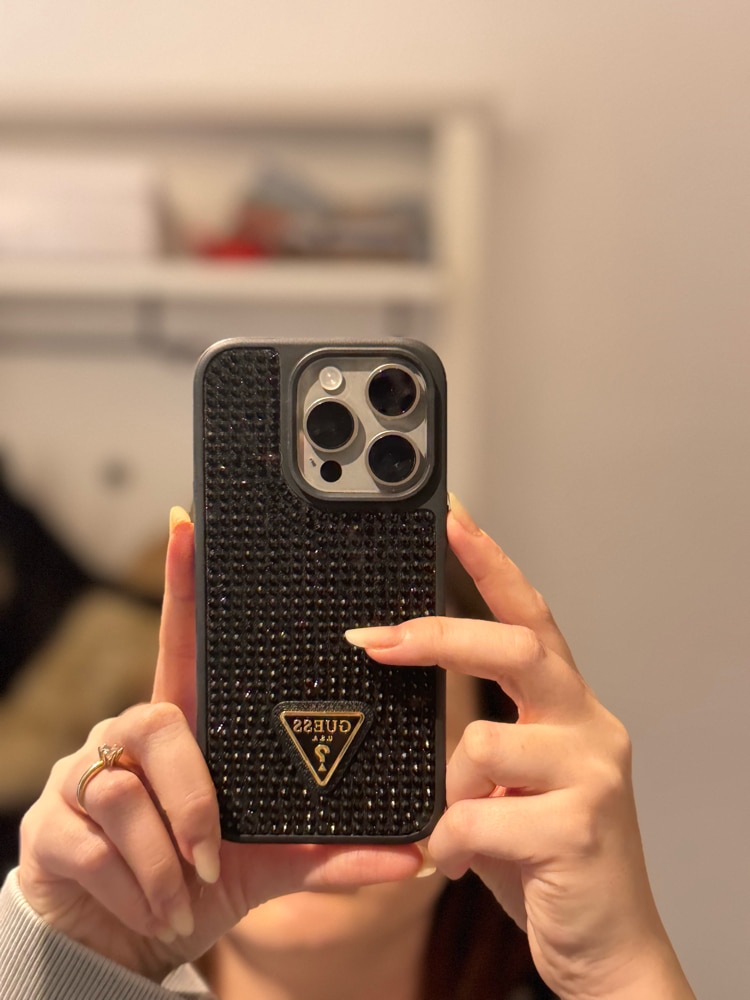 Husa de protectie Cover Guess Rhinestones Triangle Metal Logo pentru iPhone 15 Pro, Purple