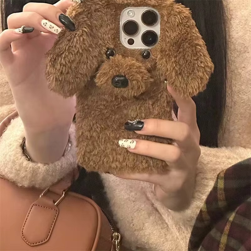 Husa de protectie pentru iPhone 15 Teddy Pup – Pufos, Moale & Super Dragalas, culoare :Maro chic