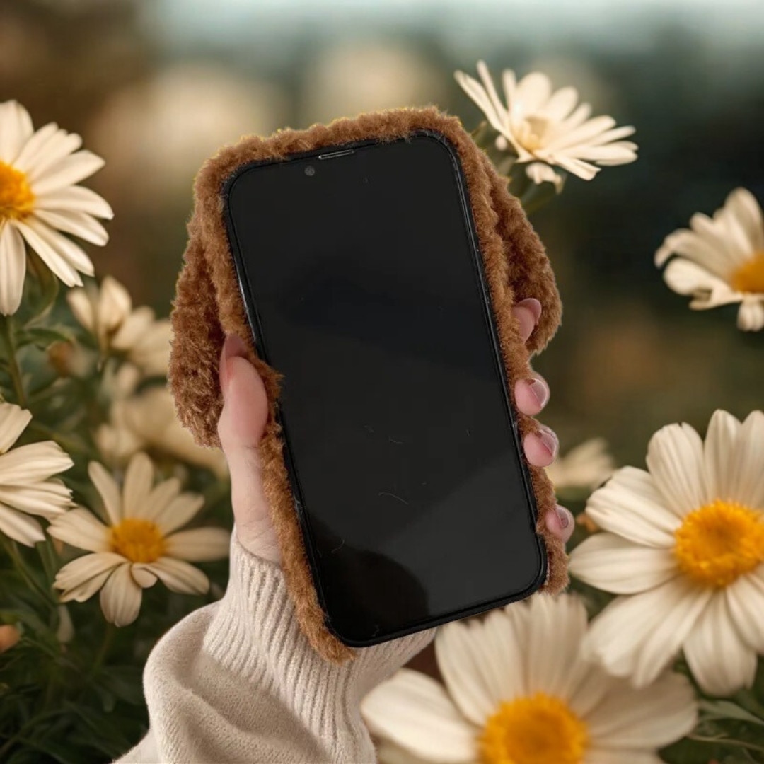 Husa de protectie pentru iPhone 15 Teddy Pup – Pufos, Moale & Super Dragalas, culoare :Maro chic