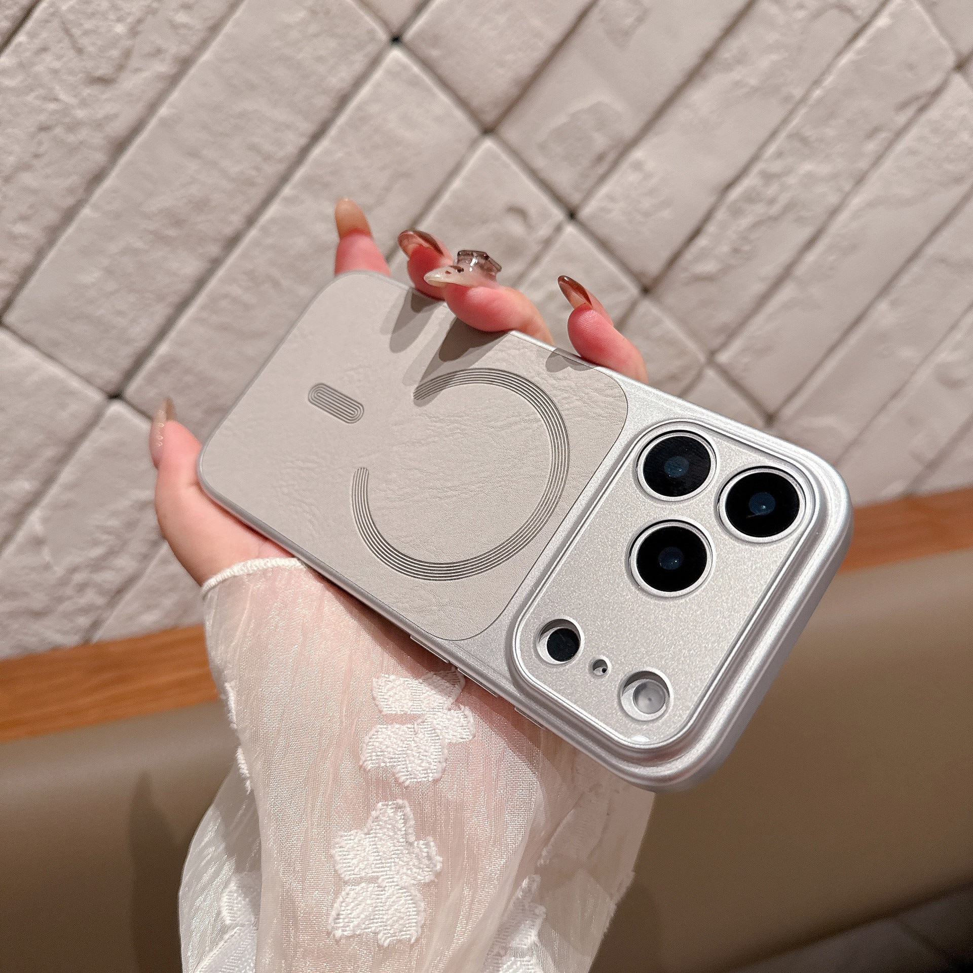 Carcasa Magnetica Mata, Flippy, Compatibila iPhone 17, din TPU/PC si Piele Ecologica, Argintiu