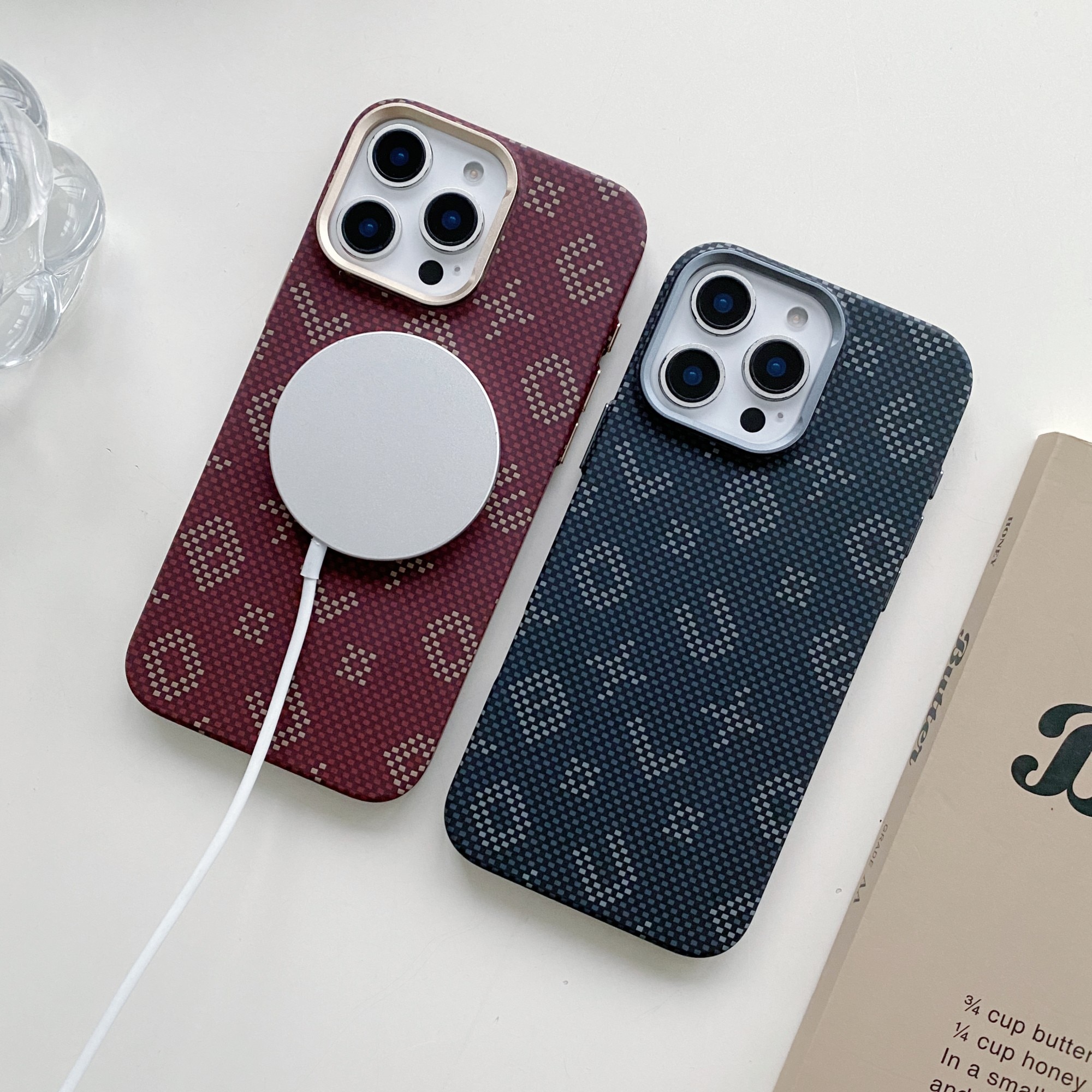 Carcasa Magnetica, Flippy, Compatibila Apple iPhone 15, din Fibra de Carbon, Litere Fosforescente, Maro