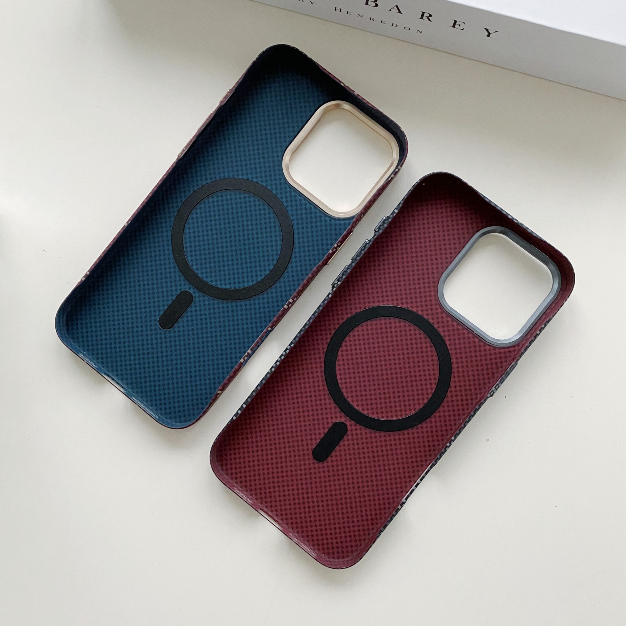 Carcasa Magnetica, Flippy, Compatibila Apple iPhone 15, din Fibra de Carbon, Litere Fosforescente, Maro