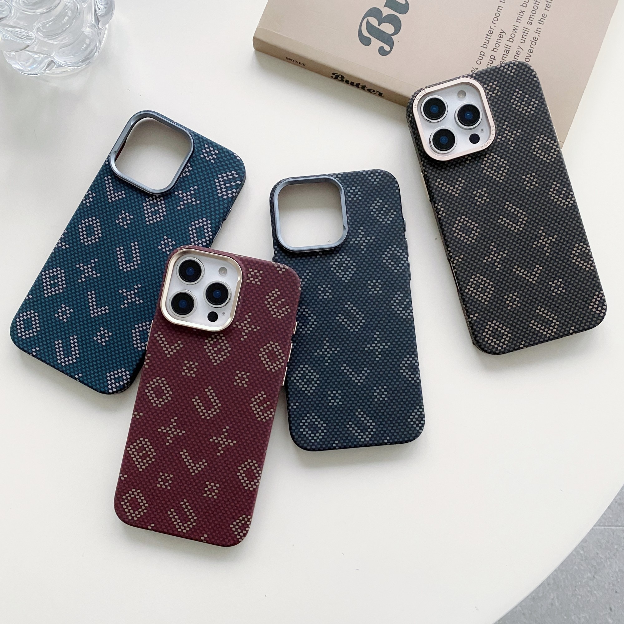 Carcasa Magnetica, Flippy, Compatibila Apple iPhone 15, din Fibra de Carbon, Litere Fosforescente, Maro