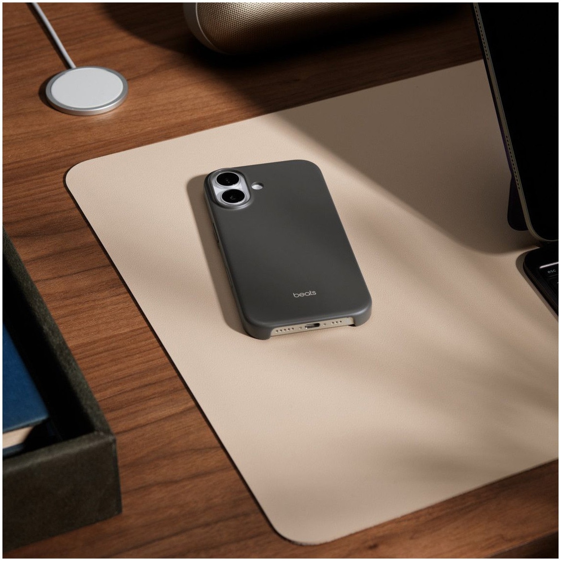 Husa de protectie Beats pentru iPhone 17, Case cu MagSafe and Camera Control — Granite Gray