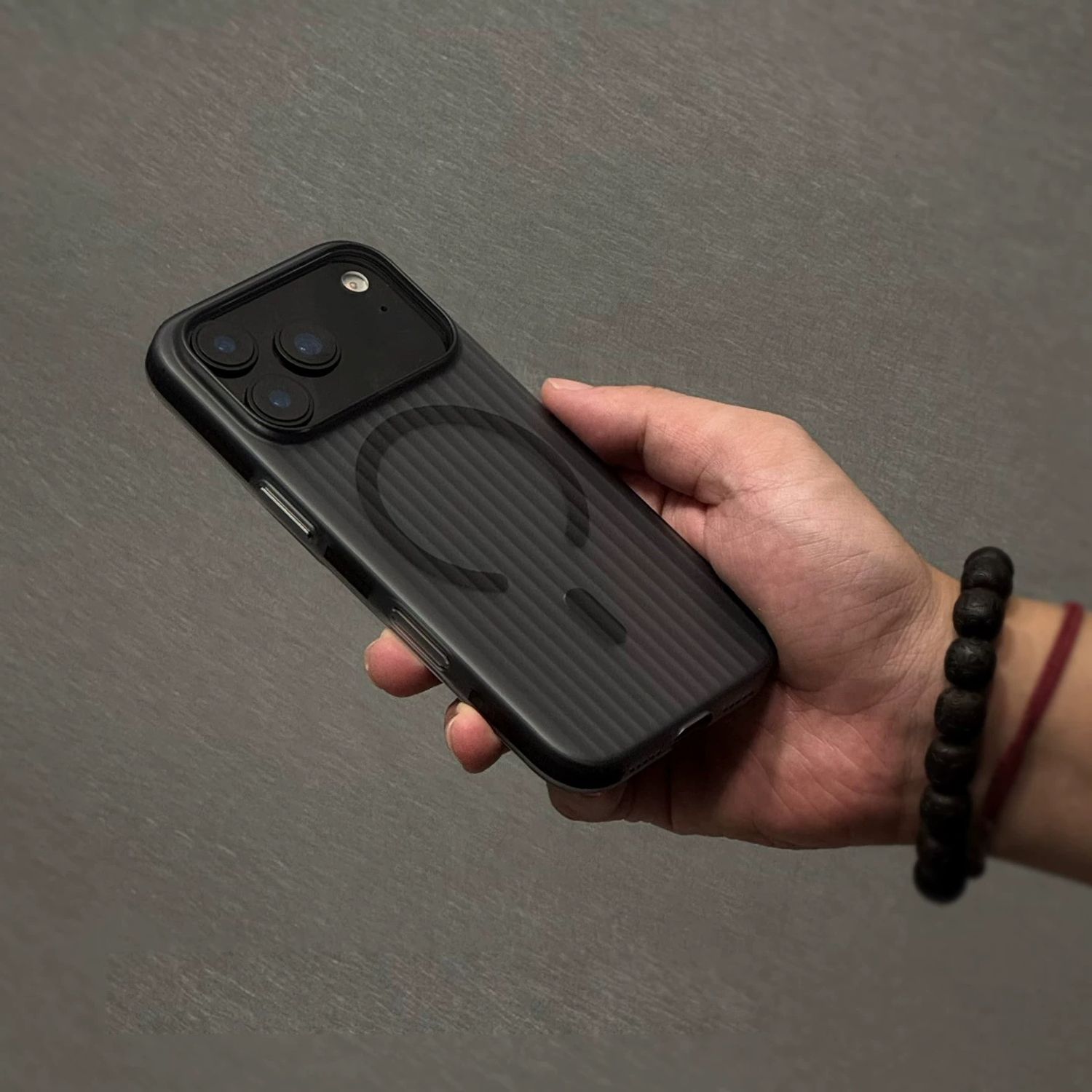 Husa pentru Apple iPhone 17 Pro Max, MagSafe, Slim si Usoara, Spate Mat Translucid, Textura Ondulata Antiderapanta, Negru
