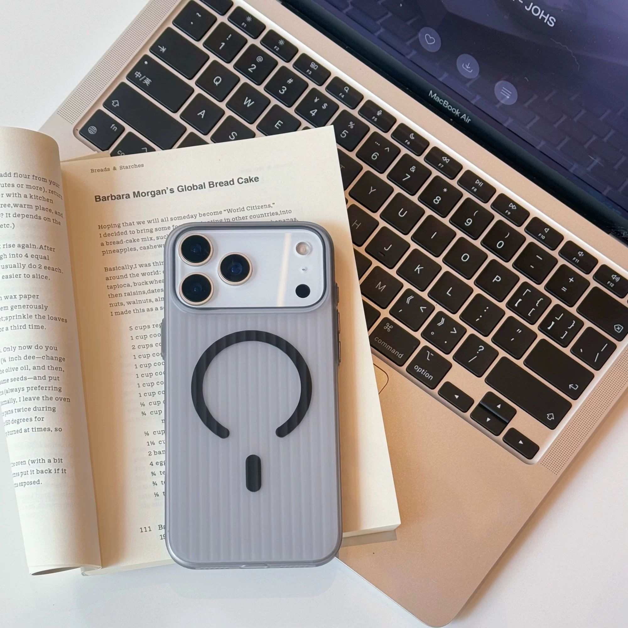 Husa pentru Apple iPhone 17 Pro Max, MagSafe, Slim si Usoara, Spate Mat Translucid, Textura Ondulata Antiderapanta, Negru