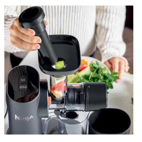 Storcator lent Ninja Cold Press Juicer JC151EU, pentru fructe si legume, cu pahar 700 ml si recipient pulpa 1.1 L, sucuri proaspete si wellness shots, termen livrare 7-8 zile (Gri)