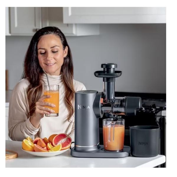 Storcator lent Ninja Cold Press Juicer JC151EU, pentru fructe si legume, cu pahar 700 ml si recipient pulpa 1.1 L, sucuri proaspete si wellness shots, termen livrare 7-8 zile (Gri)