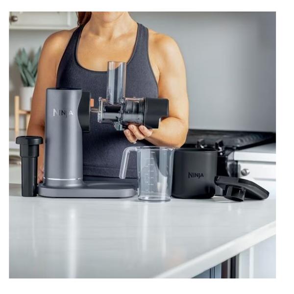 Storcator lent Ninja Cold Press Juicer JC151EU, pentru fructe si legume, cu pahar 700 ml si recipient pulpa 1.1 L, sucuri proaspete si wellness shots, termen livrare 7-8 zile (Gri)