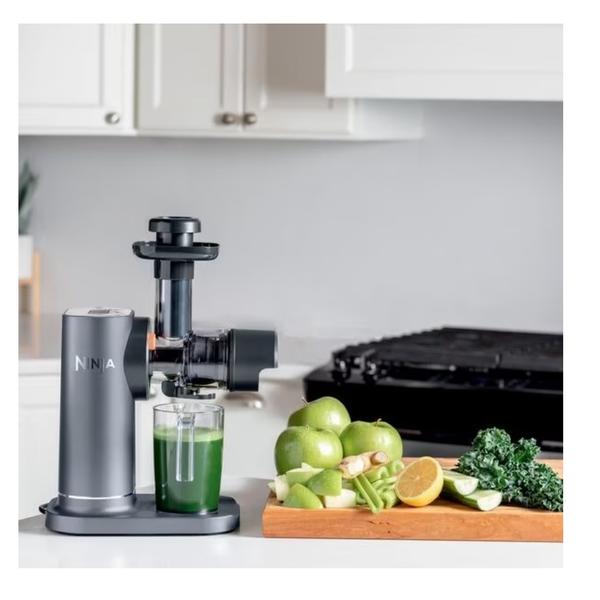 Storcator lent Ninja Cold Press Juicer JC151EU, pentru fructe si legume, cu pahar 700 ml si recipient pulpa 1.1 L, sucuri proaspete si wellness shots, termen livrare 7-8 zile (Gri)