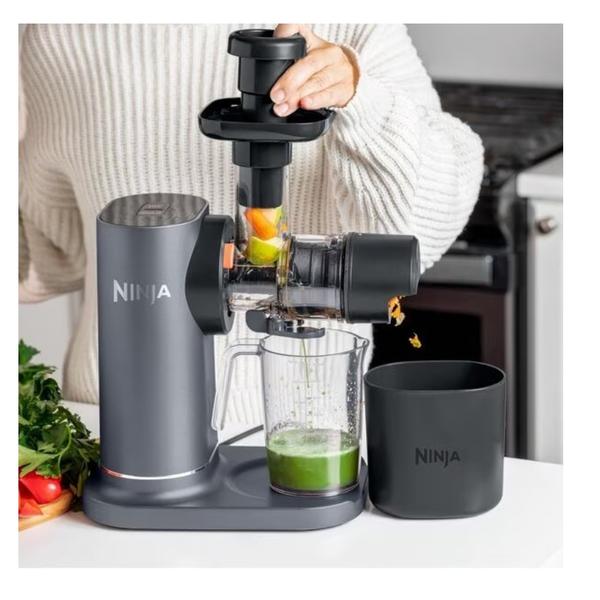 Storcator lent Ninja Cold Press Juicer JC151EU, pentru fructe si legume, cu pahar 700 ml si recipient pulpa 1.1 L, sucuri proaspete si wellness shots, termen livrare 7-8 zile (Gri)