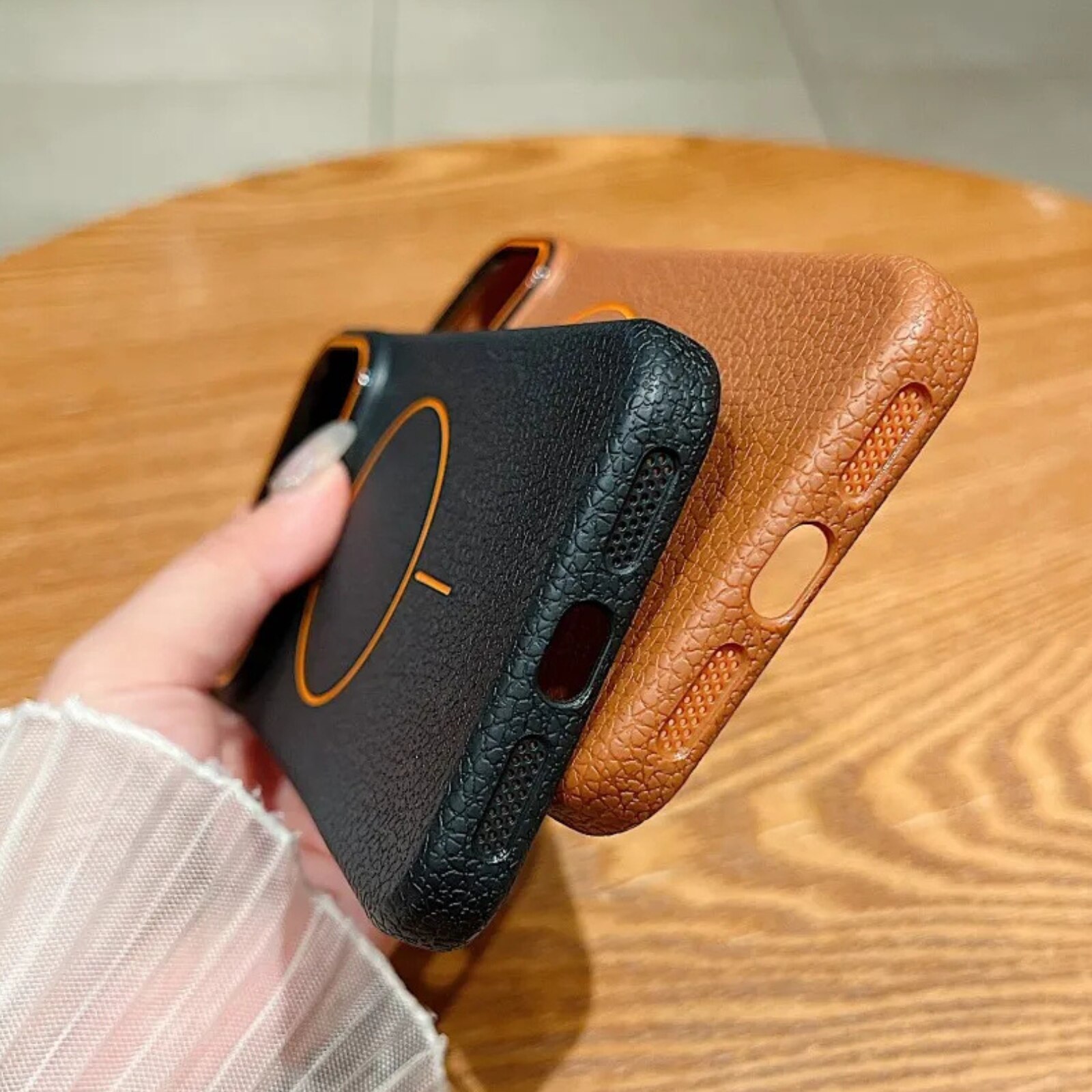 Husa iPhone 17 Pro Max, Silicon Texturat cu Protectie Interioara din Piele si MagSafe, Orange-Brown