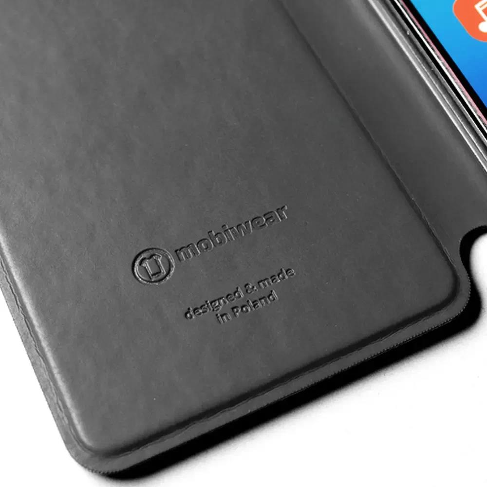 Husa flip din piele naturala pentru Apple iPhone 17 Pro, maro, cu suport si inchidere magnetica, fabricata in Cehia