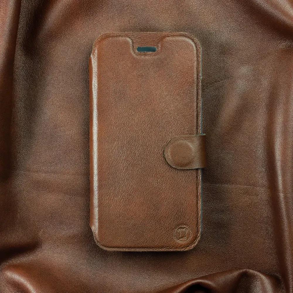 Husa flip din piele naturala pentru Apple iPhone 17 Pro, maro, cu suport si inchidere magnetica, fabricata in Cehia