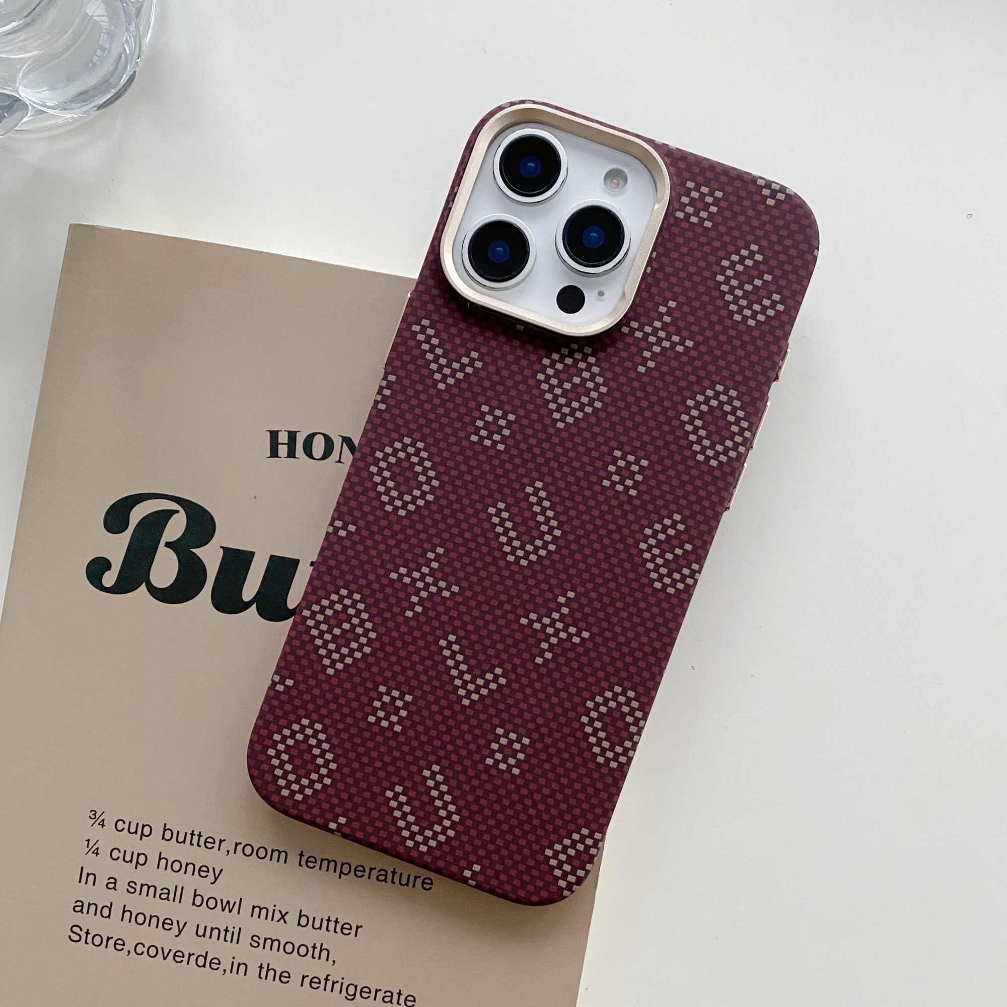 Carcasa Magnetica, Compatibila Apple iPhone 16 Pro, din Fibra de Carbon, Litere Fosforescente, Porto