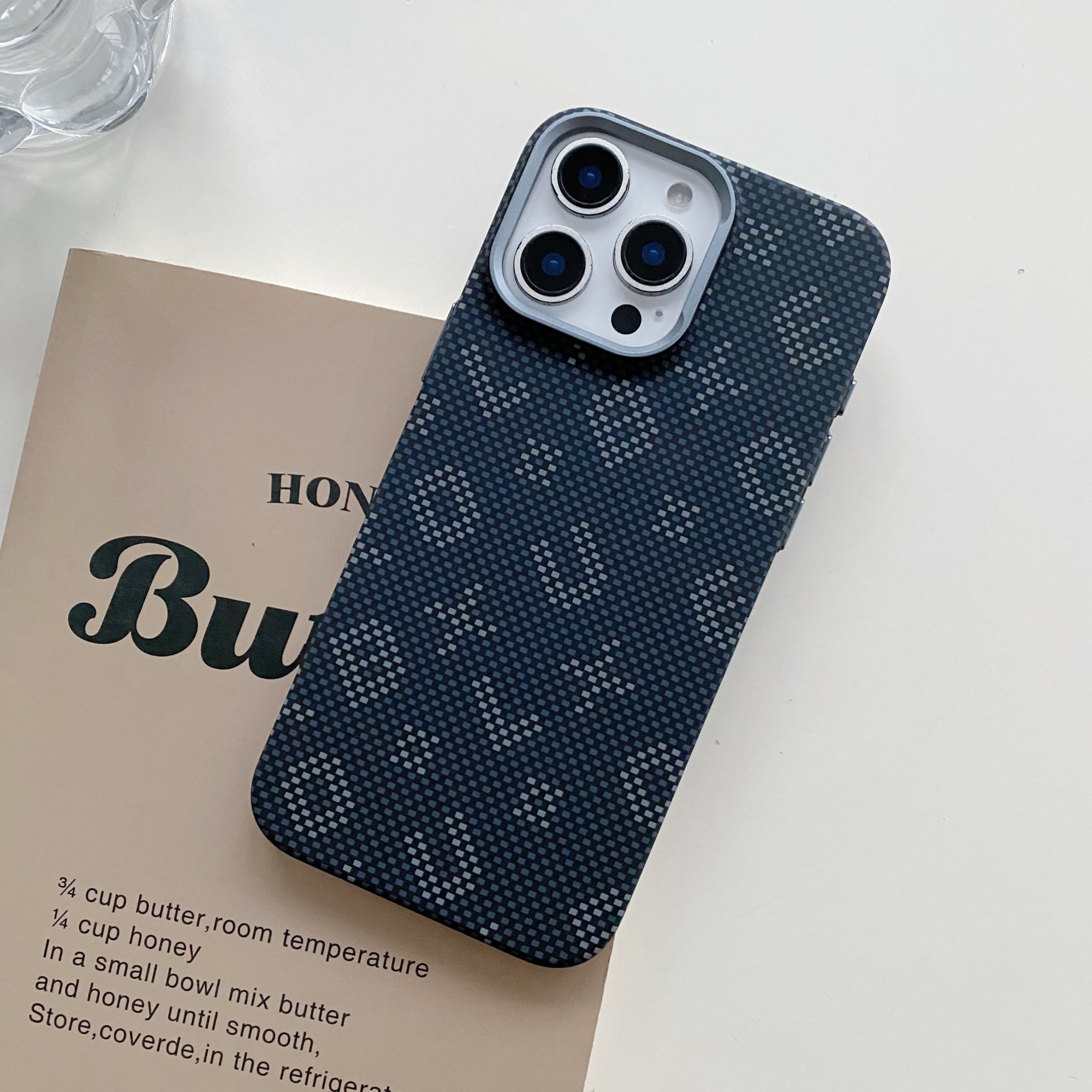 Carcasa Magnetica, Compatibila Apple iPhone 16 Pro, din Fibra de Carbon, Litere Fosforescente, Porto