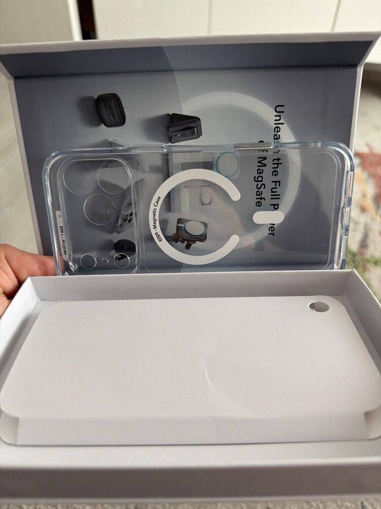 Husa ESR Classic HaloLock Compatibila Cu iPhone 17 Pro Max, Functie MagSafe, Protectie La Camera, Colturi Intarite, Clear