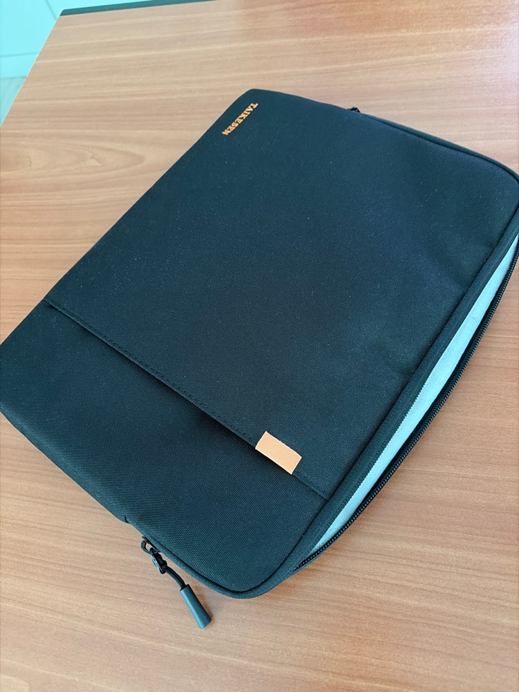 Husa de Protectie si Transport Laptop / Tableta de 14 Inch, Dasbo®, Impermeabila, Rezistenta la socuri, Fermoar rezistent, cu Burete moale impotriva socurilor, Colturi intarite, Compatibila Universal, Negru